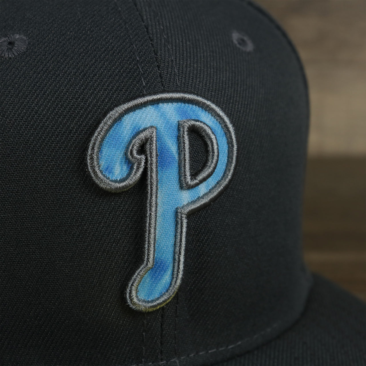 A close up of the logo on the Philadelphia Phillies 2022 Father's Day On-Field 59Fifty Fitted Cap | Gray
