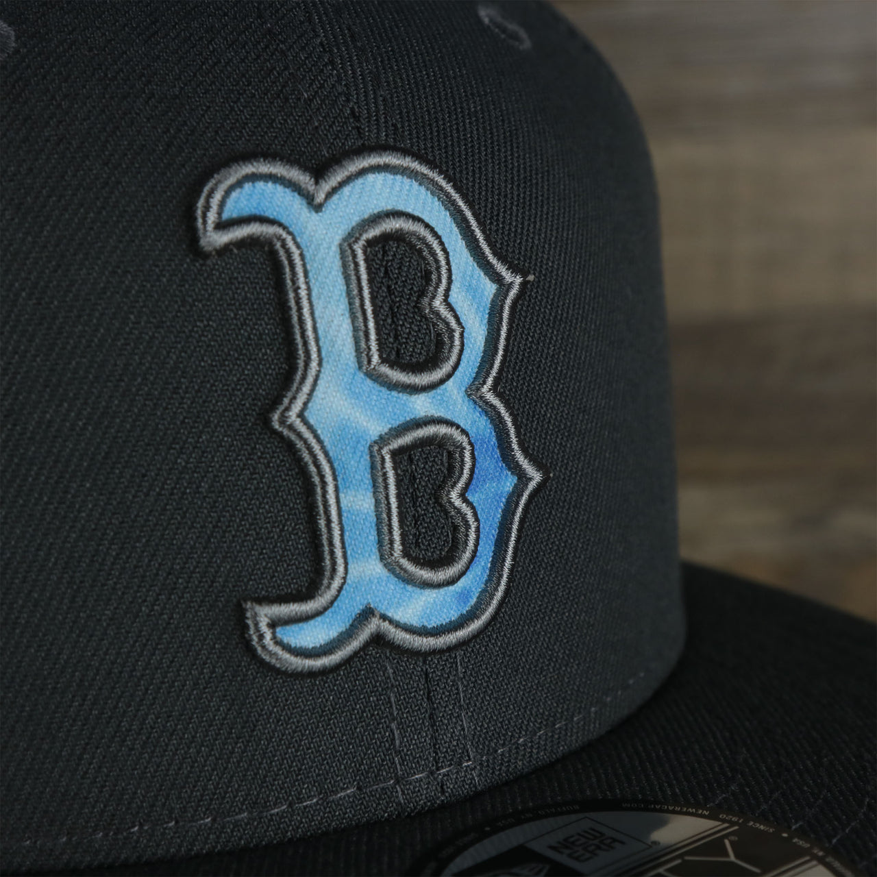 A close up of the logo on the Boston Red Sox 2022 Father's Day On-Field 9Fifty Snapback | Gray