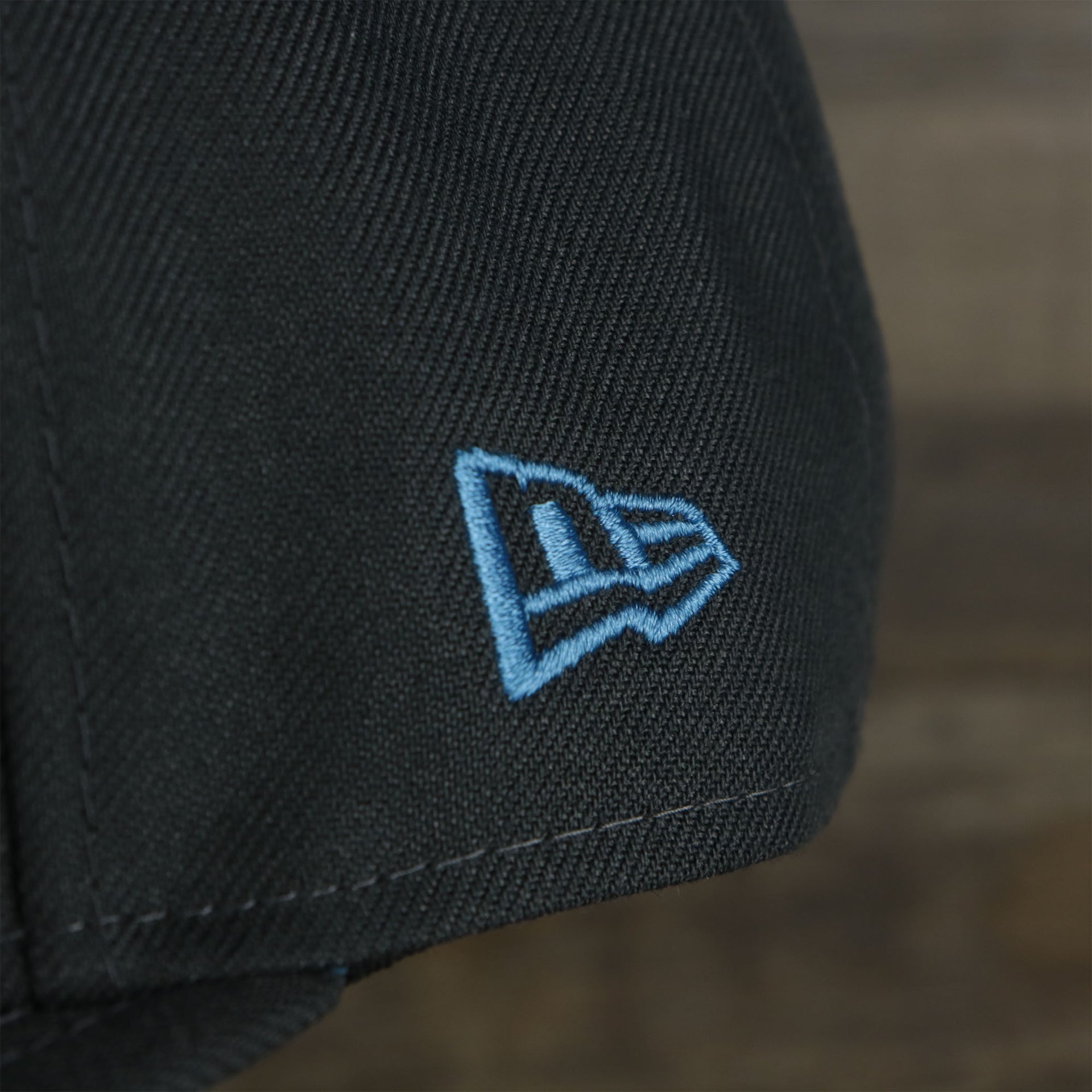 A close up of the New Era logo on the Los Angeles Dodgers 2022 Father's Day On-Field 9Fifty Snapback | Gray