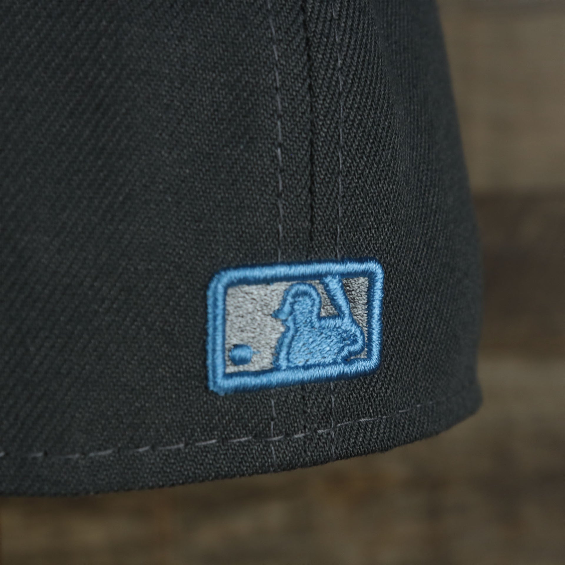 A close up of the MLB Batterman logo on the New York Yankees 2022 Father's Day On-Field 59Fifty Fitted Cap | Gray