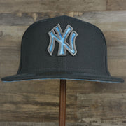 The front of the New York Yankees 2022 Father's Day On-Field 59Fifty Fitted Cap | Gray\