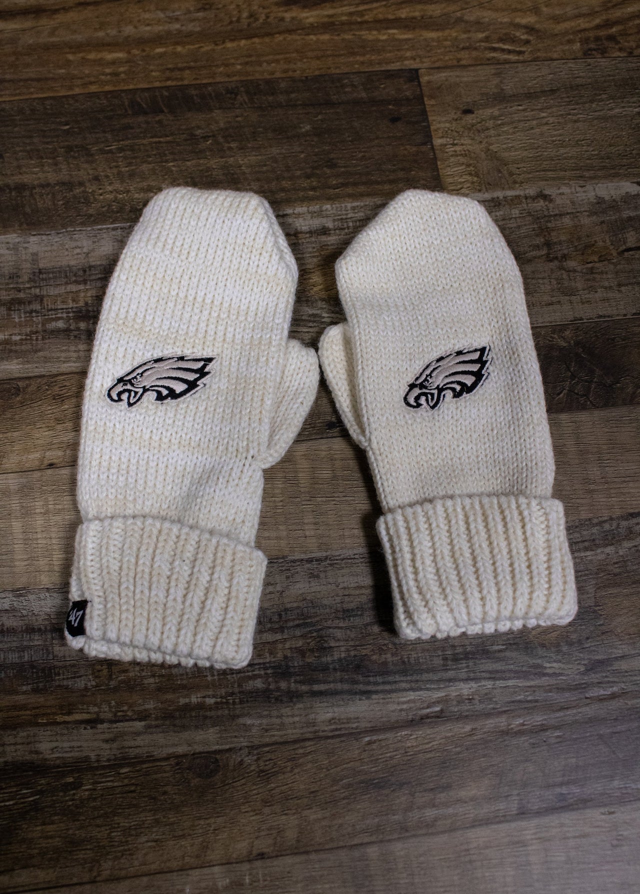 Embroidered on the tops of the Philadelphia Eagles women's mittens are the Philadelphia Eagles logos