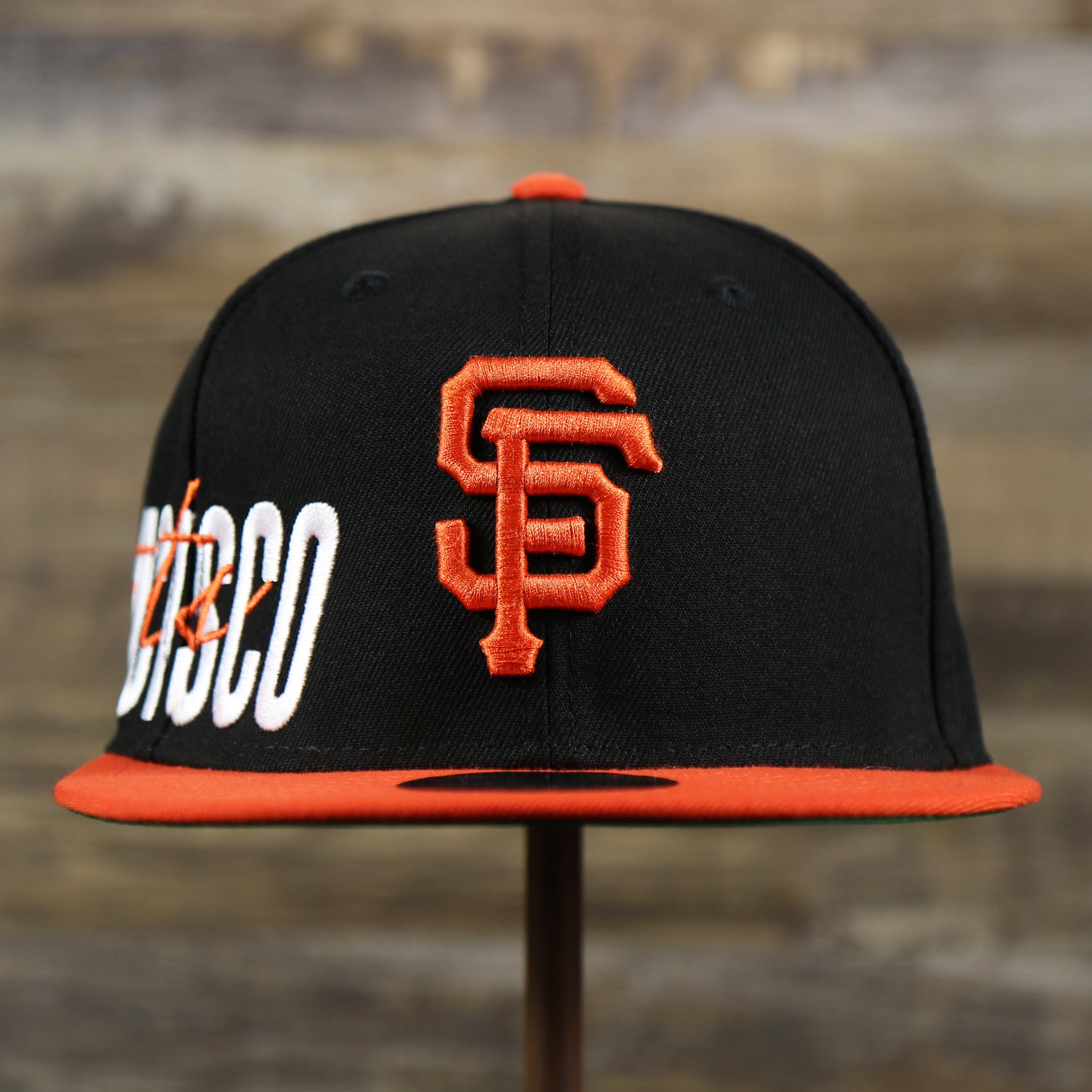 The front of the San Francisco Giants MLB Side Font Green Bottom 9Fifty Snapback Cap | Black Snap Cap