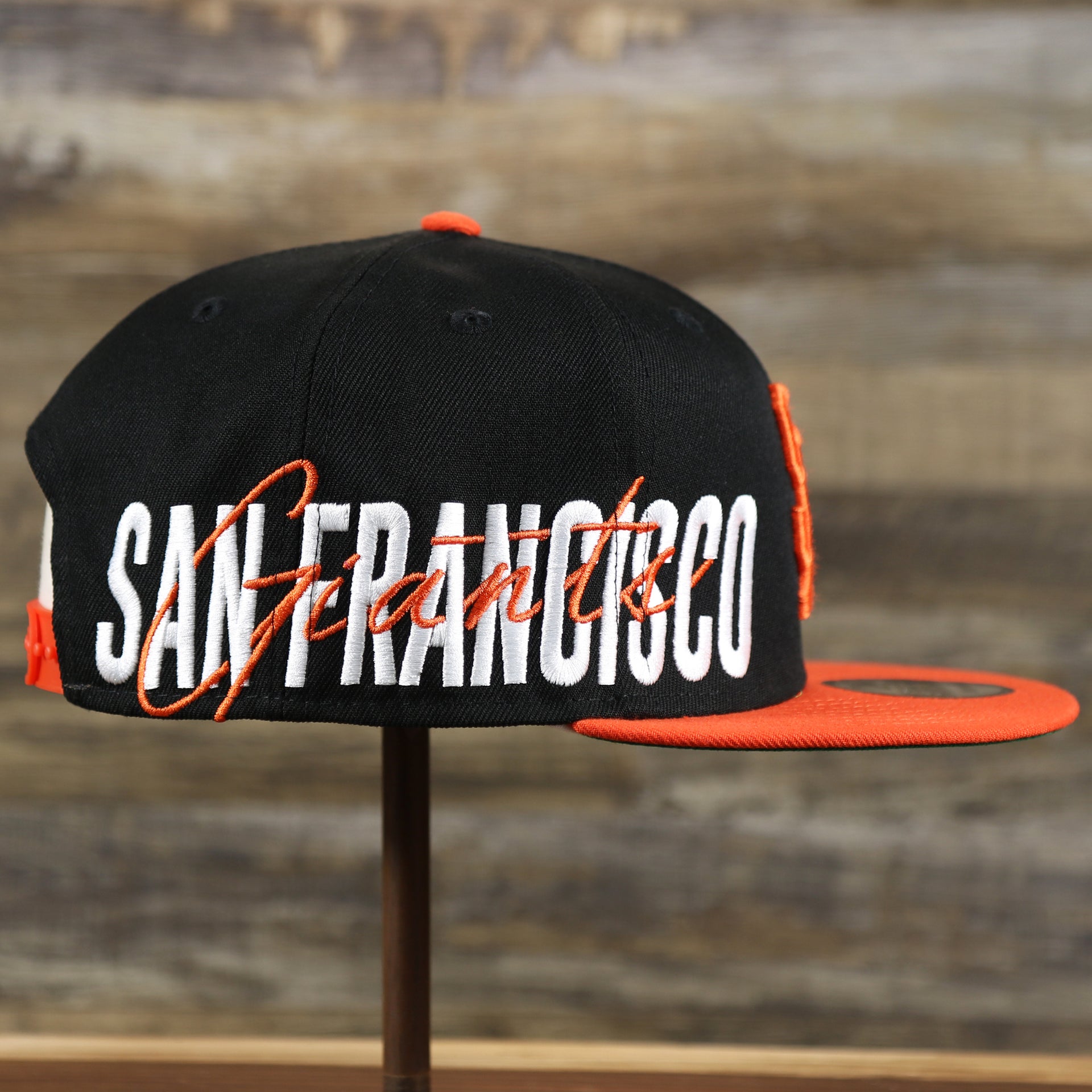The wearer's right on the San Francisco Giants MLB Side Font Green Bottom 9Fifty Snapback Cap | Black Snap Cap