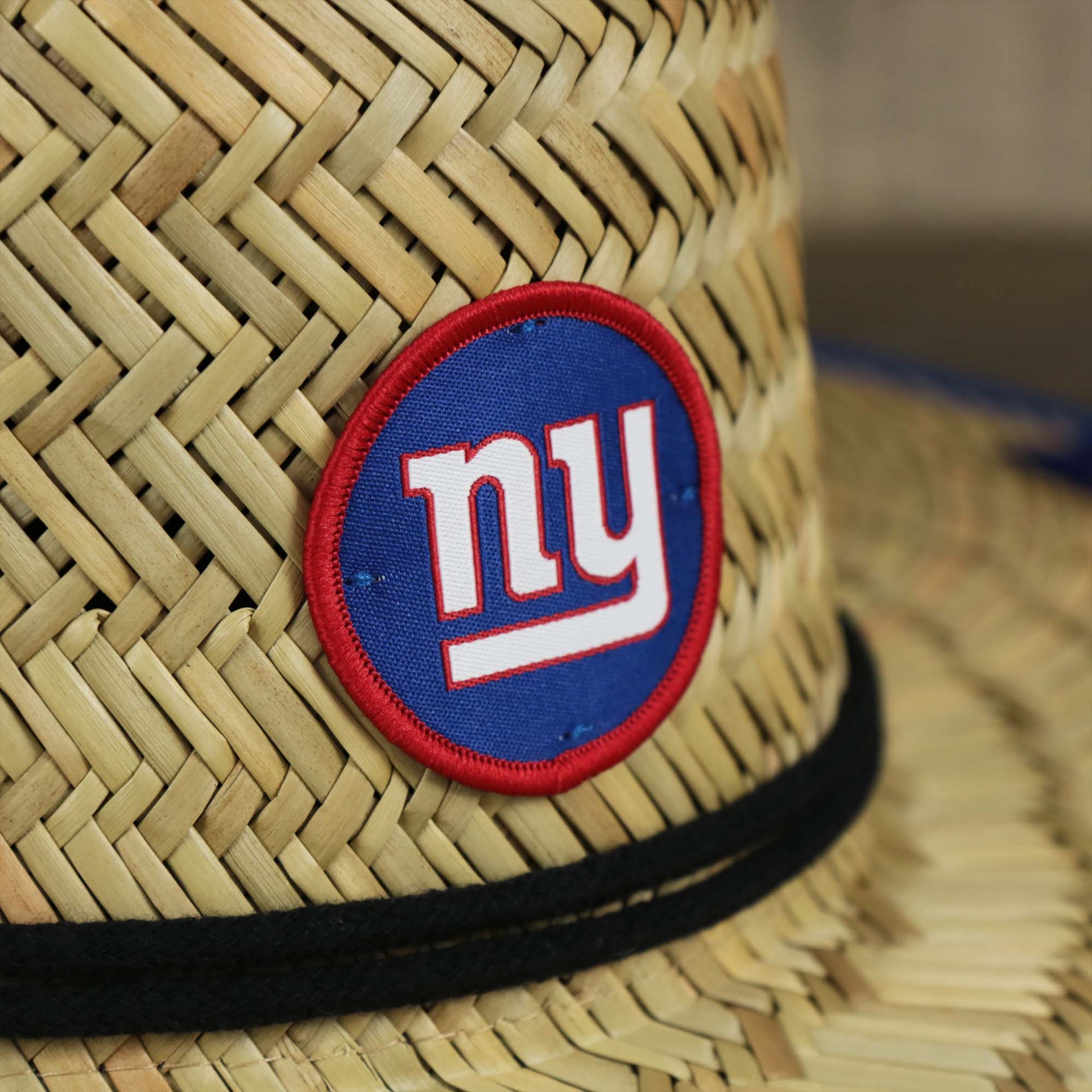 The Giants logo on the New York Giants On Field 2021/2022 Summer Training Straw Hat | New Era OSFM