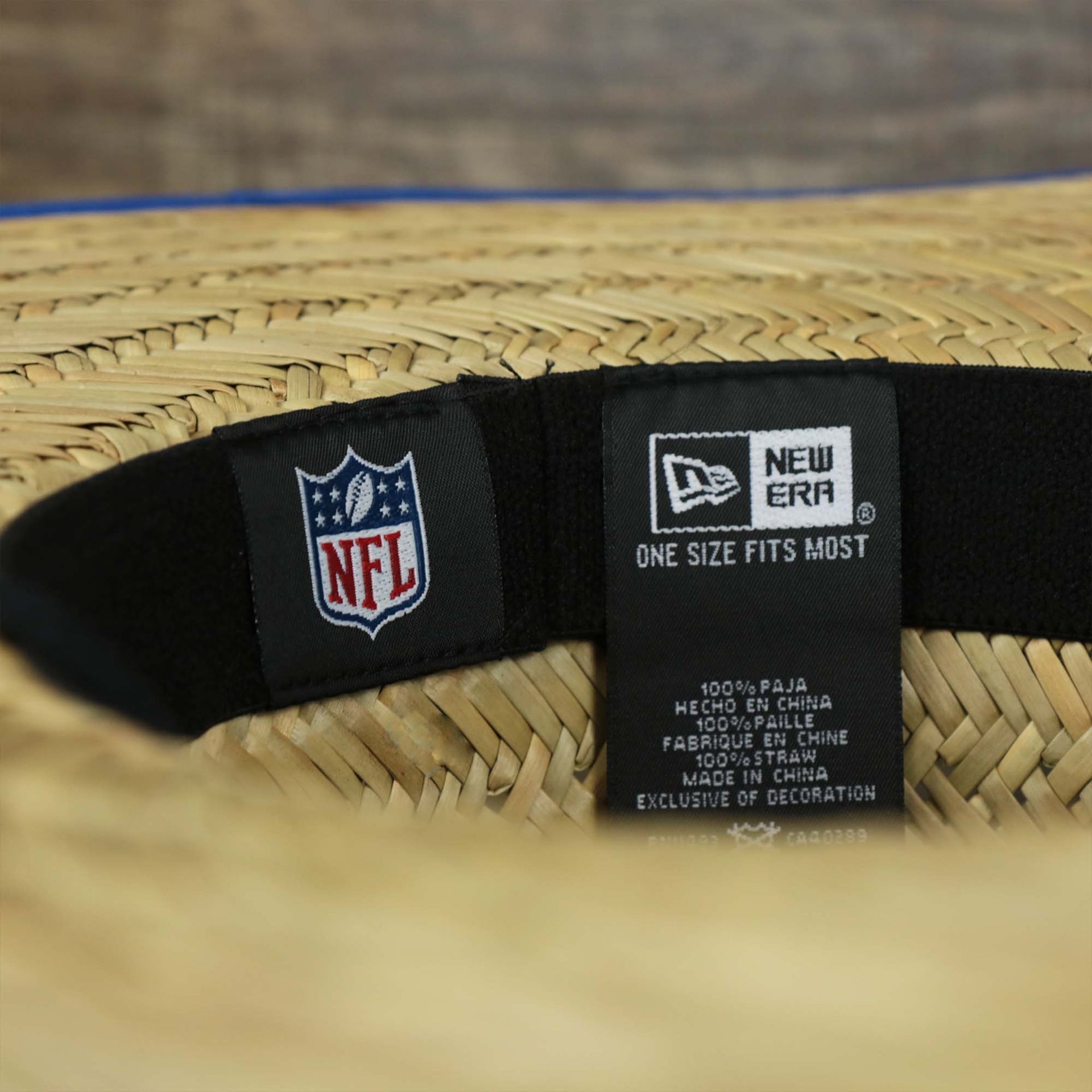 The NFL Tag and the New Era tag on the New York Giants On Field 2021/2022 Summer Training Straw Hat | New Era OSFM