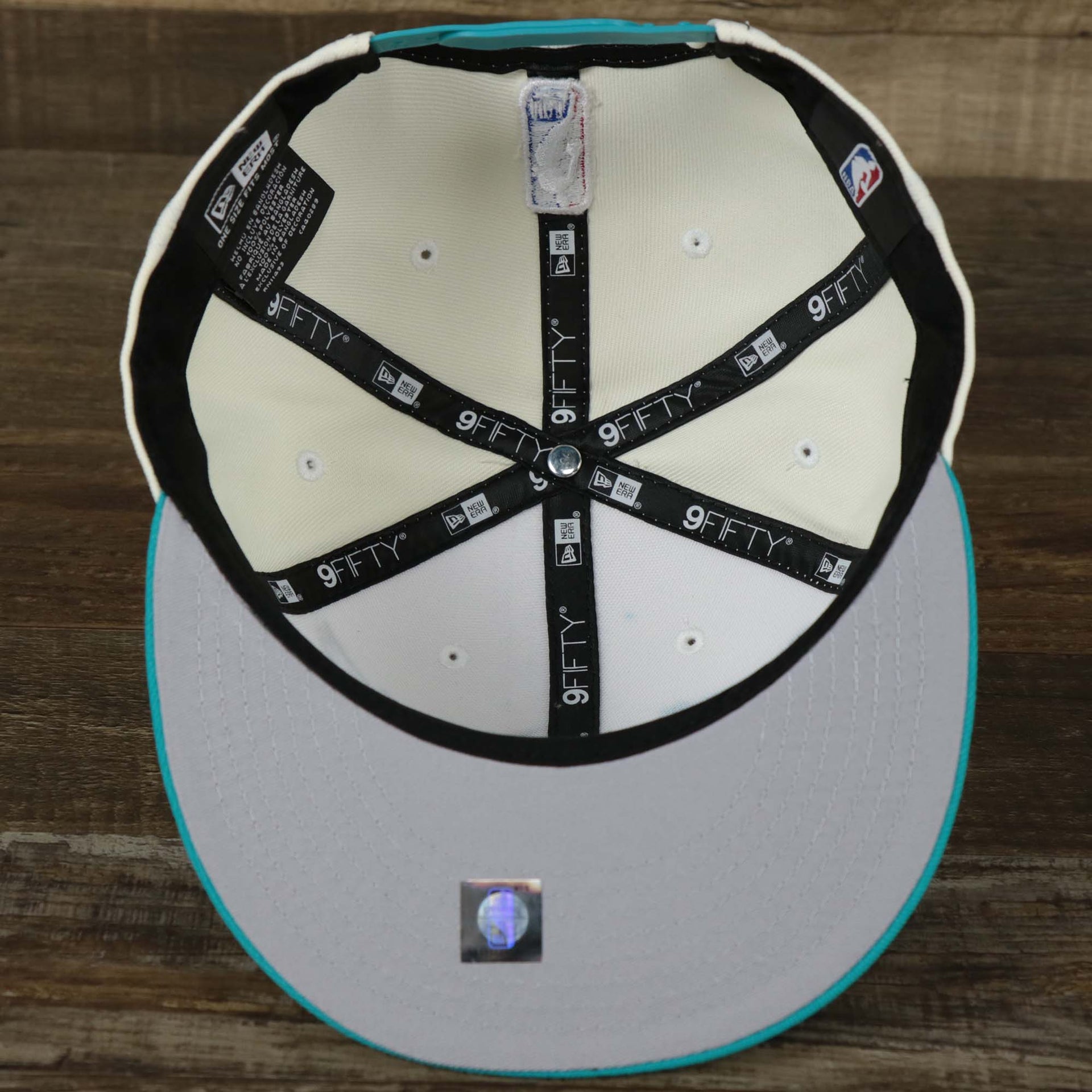 The underside of the Youth Charlotte Hornets NBA 2022 Draft Gray Bottom 9Fifty Snapback | New Era Cream/Turquoise