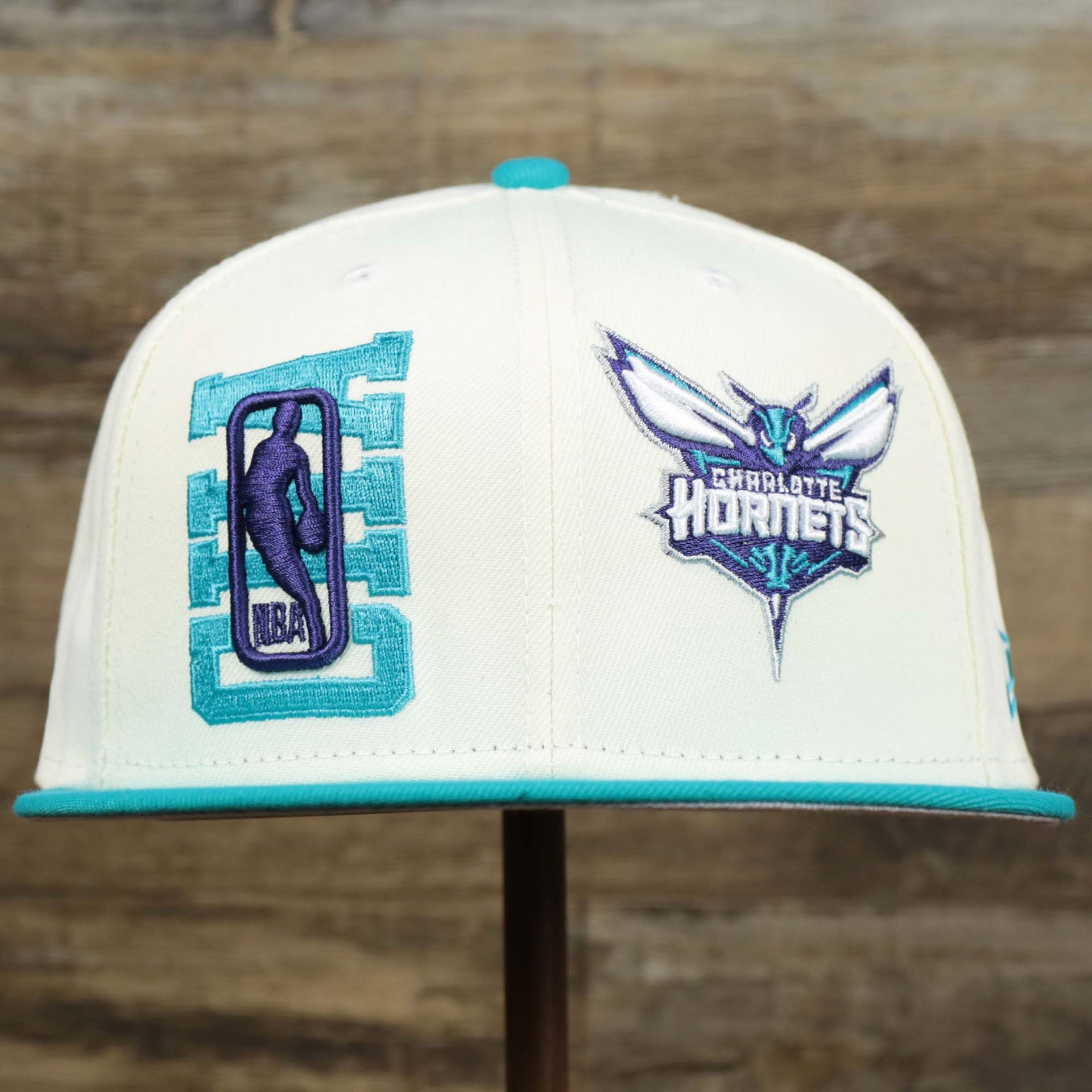 The front of the Charlotte Hornets NBA 2022 Draft Gray Bottom 9Fifty Snapback | New Era Cream/Turquoise