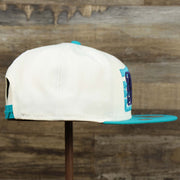 The wearer's right on the Youth Charlotte Hornets NBA 2022 Draft Gray Bottom 9Fifty Snapback | New Era Cream/Turquoise