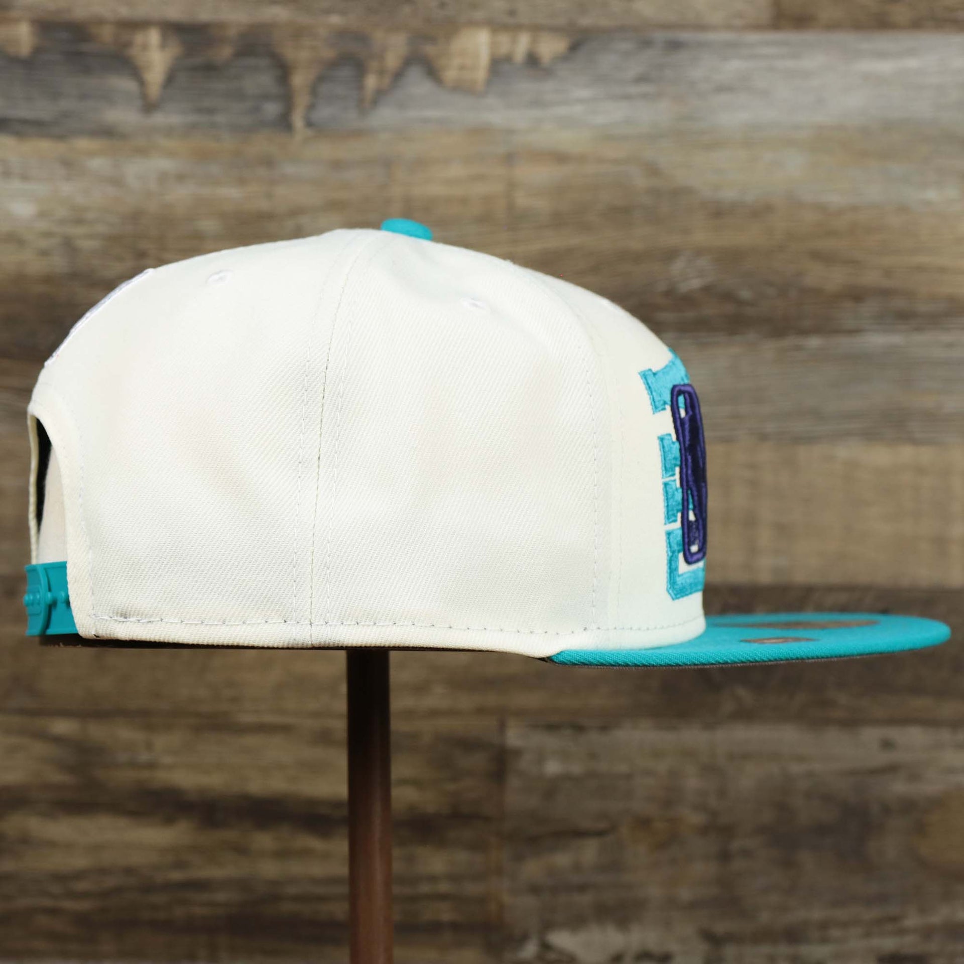 The wearer's right on the Charlotte Hornets NBA 2022 Draft Gray Bottom 9Fifty Snapback | New Era Cream/Turquoise