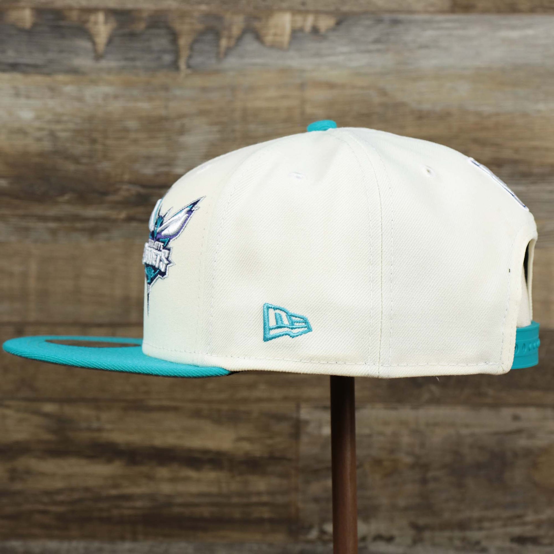 The wearer's left on the Youth Charlotte Hornets NBA 2022 Draft Gray Bottom 9Fifty Snapback | New Era Cream/Turquoise