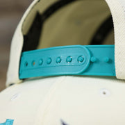 The adjustable strap on the Youth Charlotte Hornets NBA 2022 Draft Gray Bottom 9Fifty Snapback | New Era Cream/Turquoise