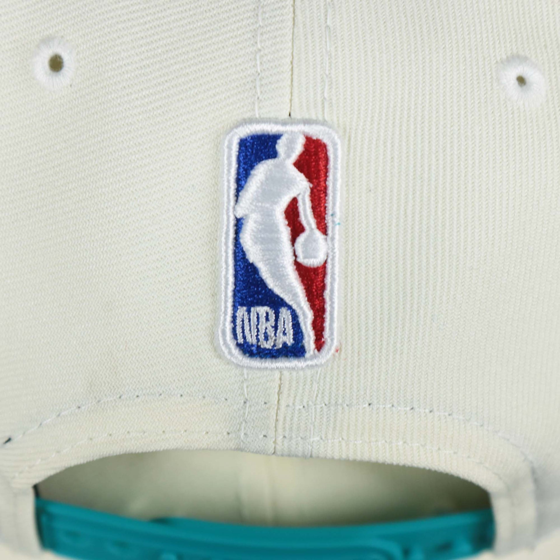 The NBA Jerry West Logo on the back of the Youth Charlotte Hornets NBA 2022 Draft Gray Bottom 9Fifty Snapback | New Era Cream/Turquoise