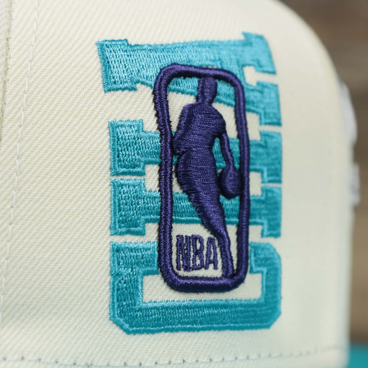 The NBA Jerry West Logo overtop CHA on the Youth Charlotte Hornets NBA 2022 Draft Gray Bottom 9Fifty Snapback | New Era Cream/Turquoise