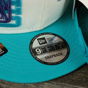 The 9Fifty Sticker on the Charlotte Hornets NBA 2022 Draft Gray Bottom 9Fifty Snapback | New Era Cream/Turquoise