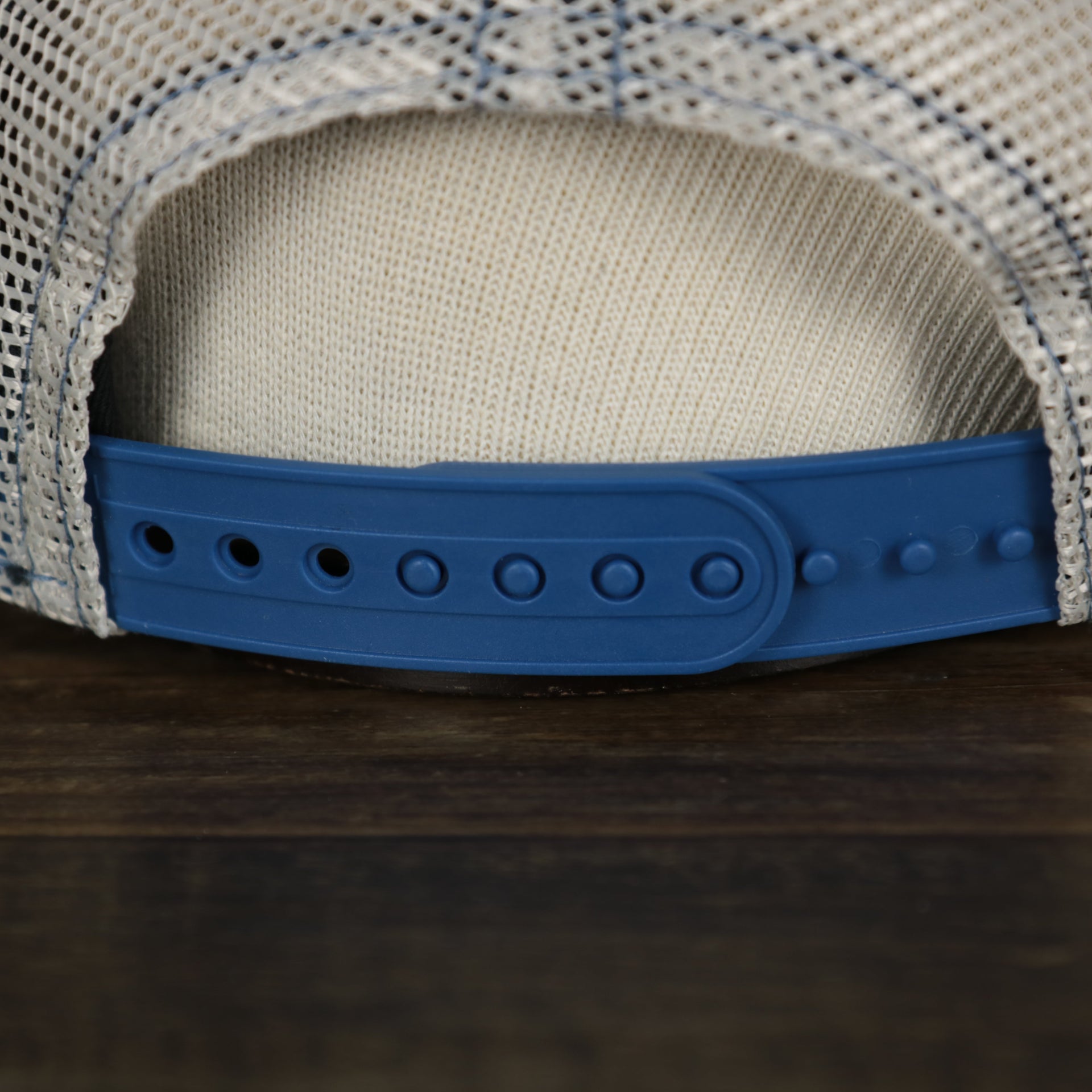 A close up of the adjustable strap on the Philadelphia 76ers New Era 9Twenty Washed Trucker hat