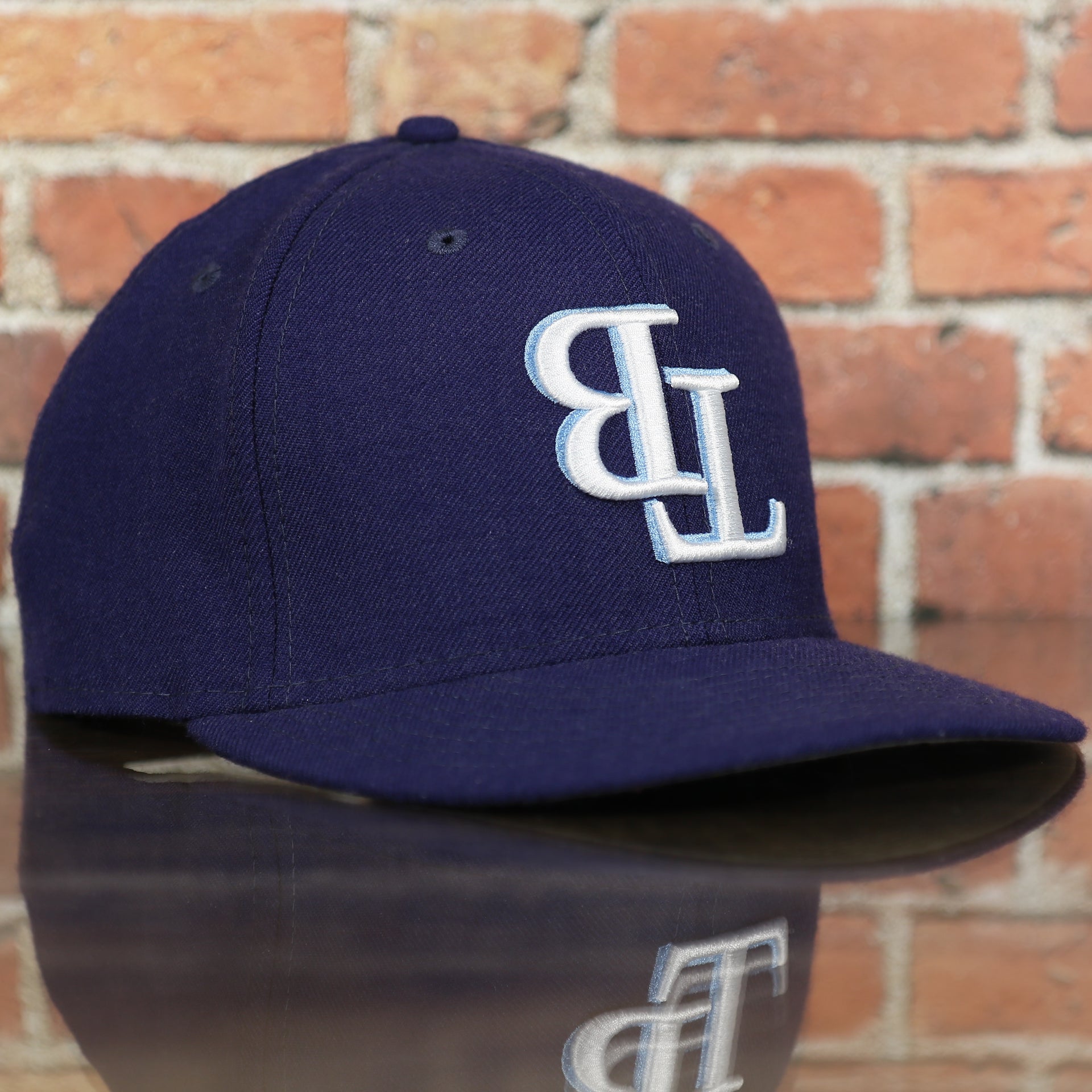 front of the Tampa Bay Rays MLB Upside Down Logo 9FIFTY Navy Snapback | OSFM