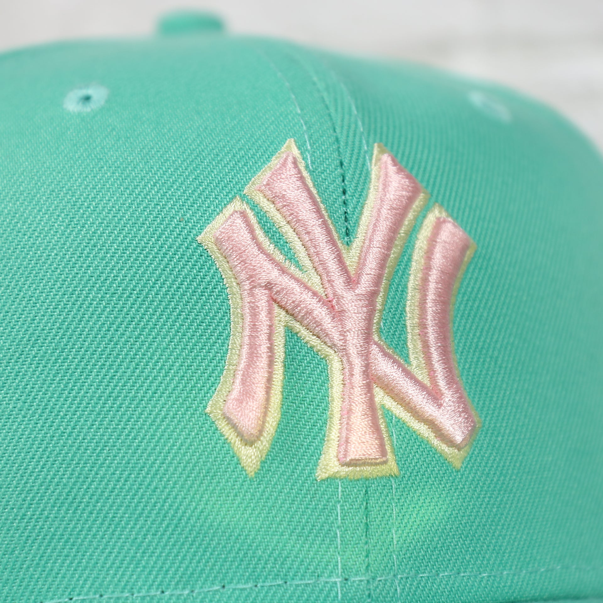 yankees logo on the New York Yankees 2000 World Series Side Patch Pink Bottom 59Fifty Fitted Cap | Mint