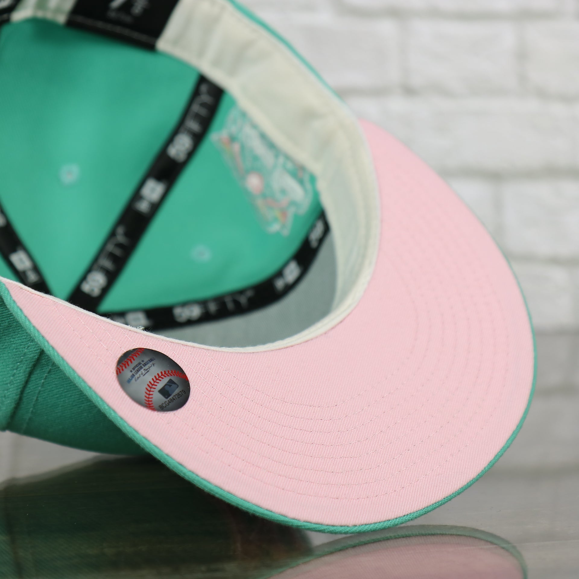 pink under visor on the New York Yankees 2000 World Series Side Patch Pink Bottom 59Fifty Fitted Cap | Mint