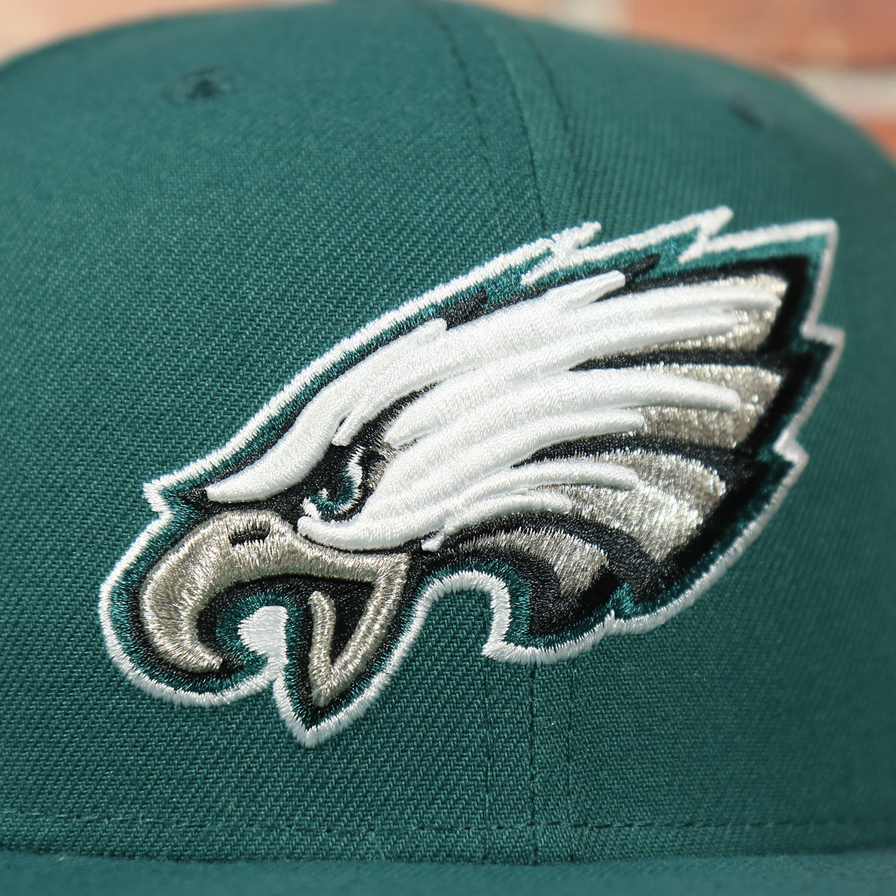 eagles logo on the EAGLES Fitted hat on field current logo pine green colorway with metallic and white logo | 59FIFTY (5950) FITTED CAP | PINE NEEDLE GREEN