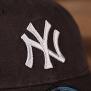 A close up of the New York Yankees logo patch on the front side of the navy blue Yankees fathers day 2021 MLB 9twenty dad hat by New Era.