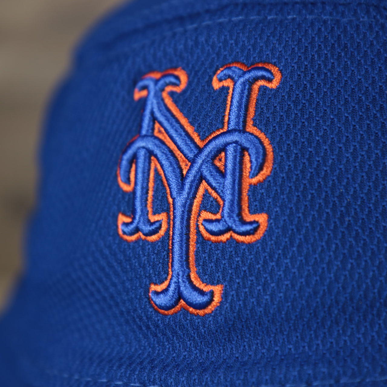 A close up of the Mets logo on the New York Mets  MLB 2022 Spring Training Onfield Bucket Hat