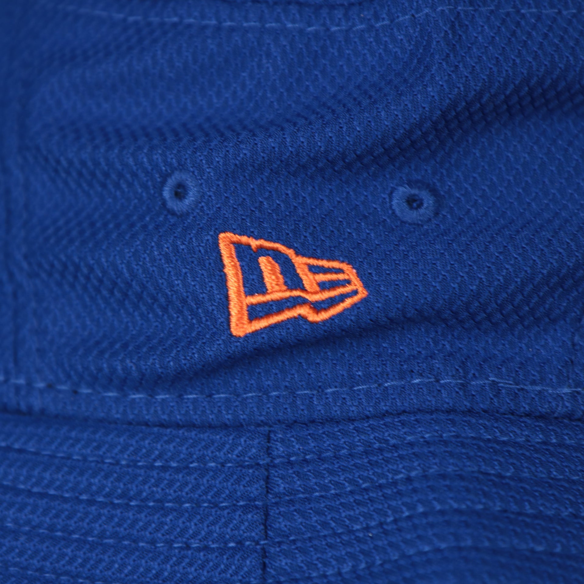 A close up of the New Era logo on the New York Mets  MLB 2022 Spring Training Onfield Bucket Hat