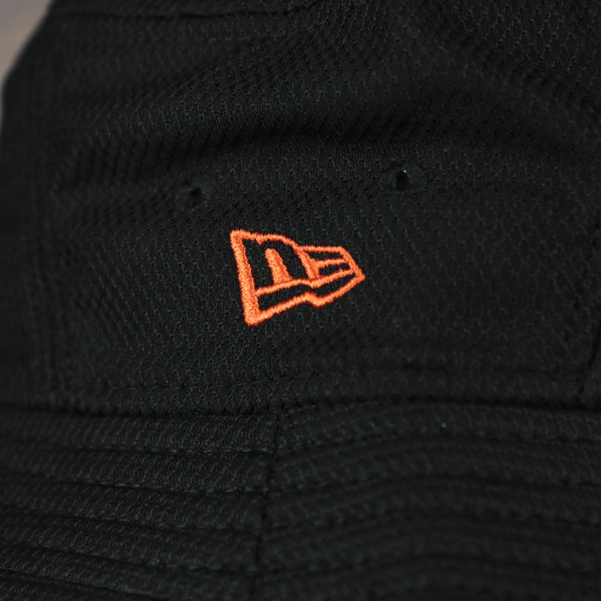 A close up of the New Era logo on the San Francisco Giants MLB 2022 Spring Training Onfield Bucket Hat