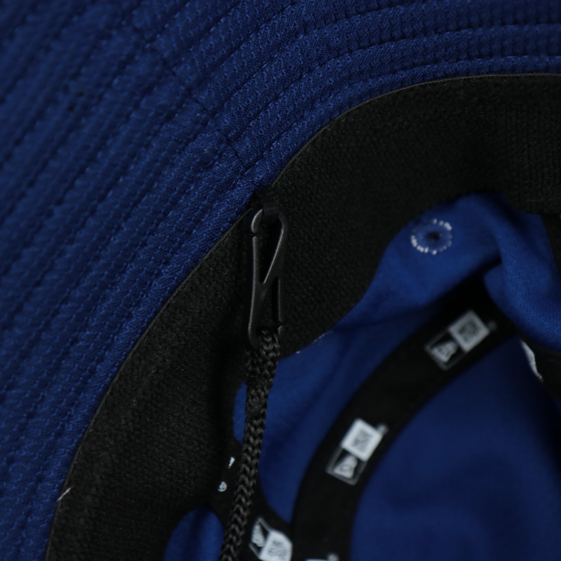 A close up of the removeable chin strap on the Los Angeles Dodgers MLB 2022 Spring Training Onfield Bucket Hat