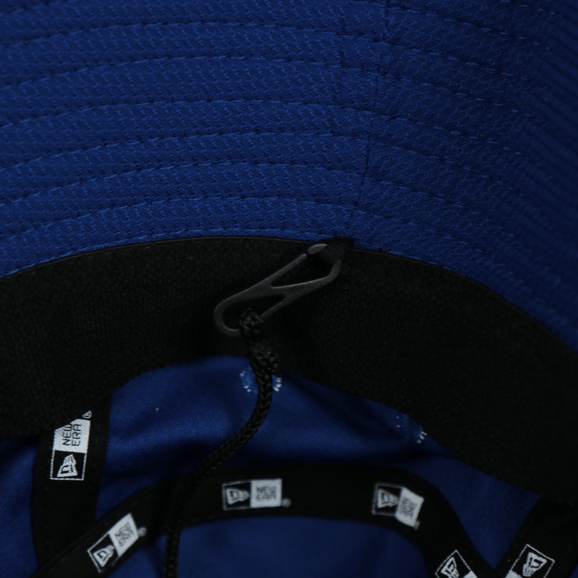 A close up of the removeable chin strap on the Chicago Cubs MLB 2022 Spring Training Onfield Bucket Hat