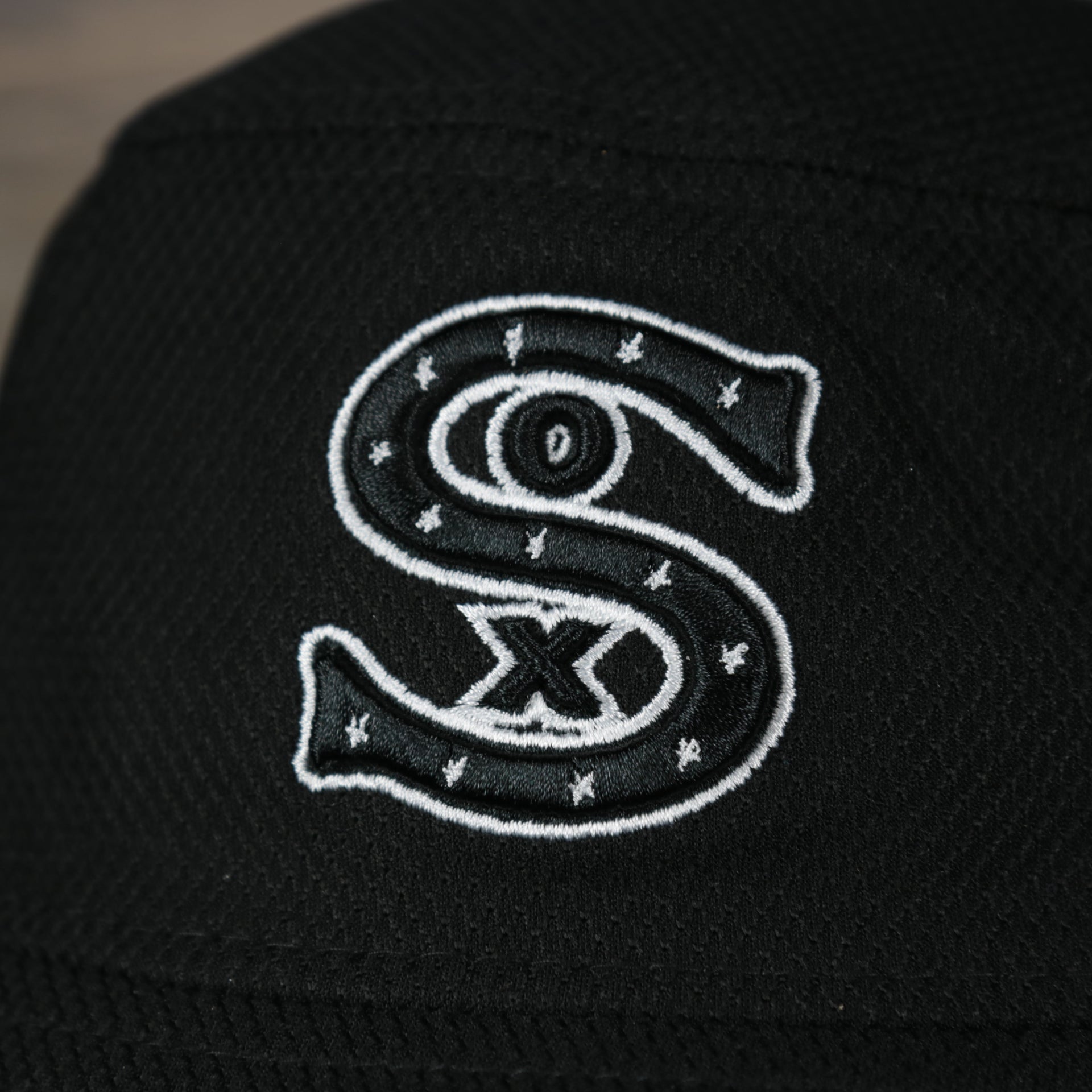 A close up of the white sox logo on the Chicago White Sox MLB 2022 Spring Training Onfield Bucket Hat