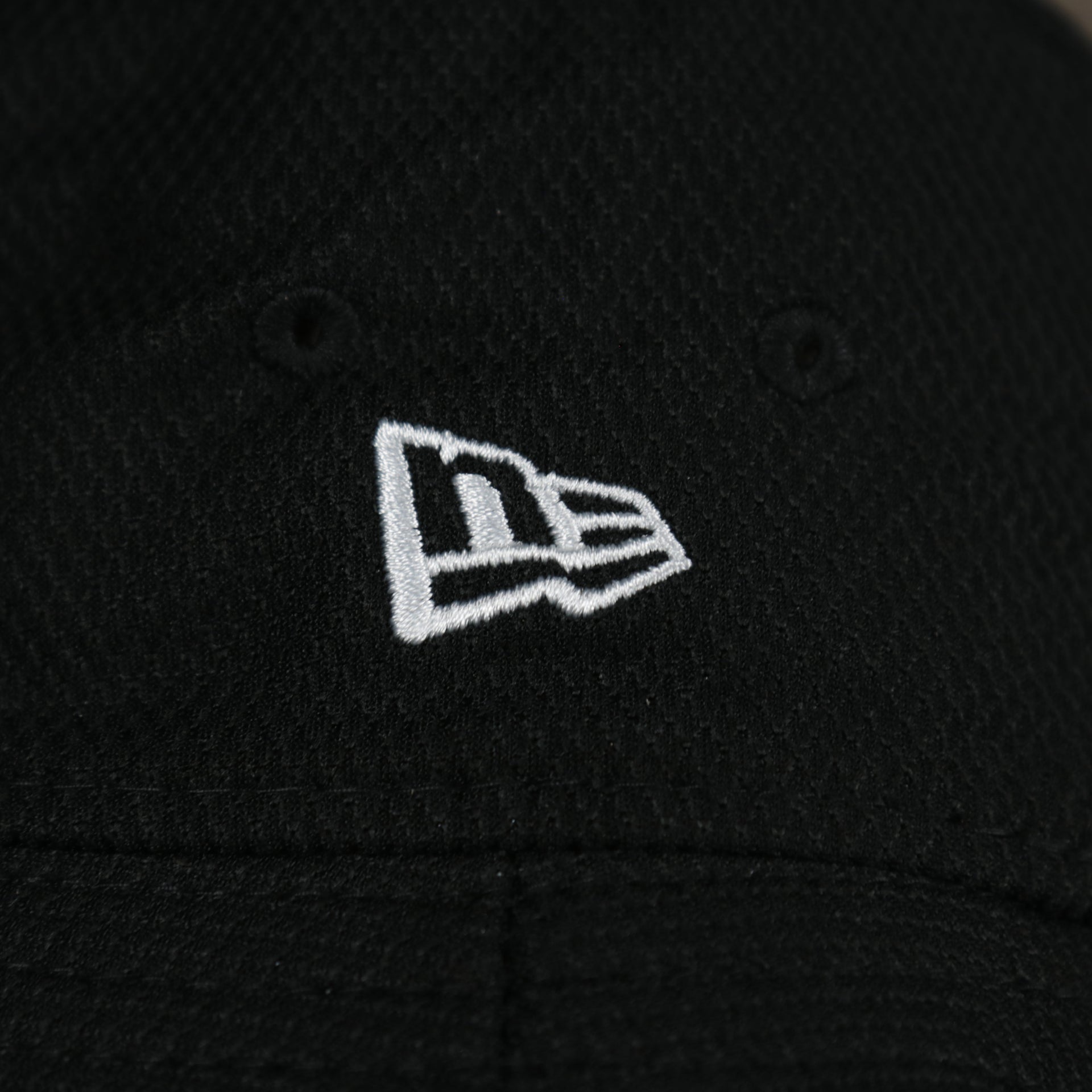 A close up of the New Era logo on the Chicago White Sox MLB 2022 Spring Training Onfield Bucket Hat