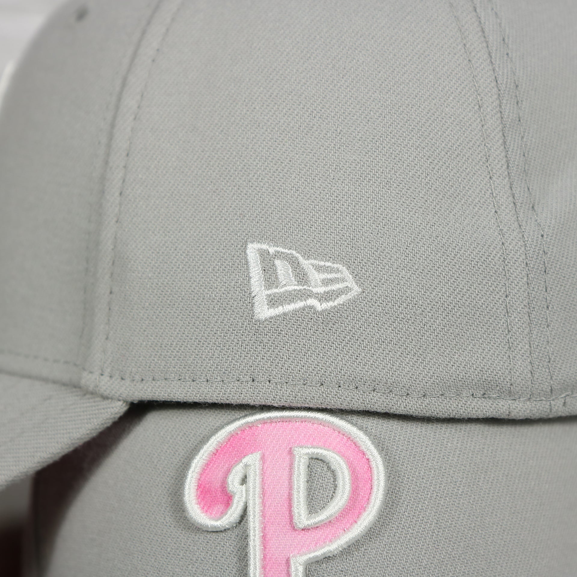 new era logo on the Philadelphia Phillies 2022 Mother’s Day On-Field 39Thirty Flexfit Cap | Gray