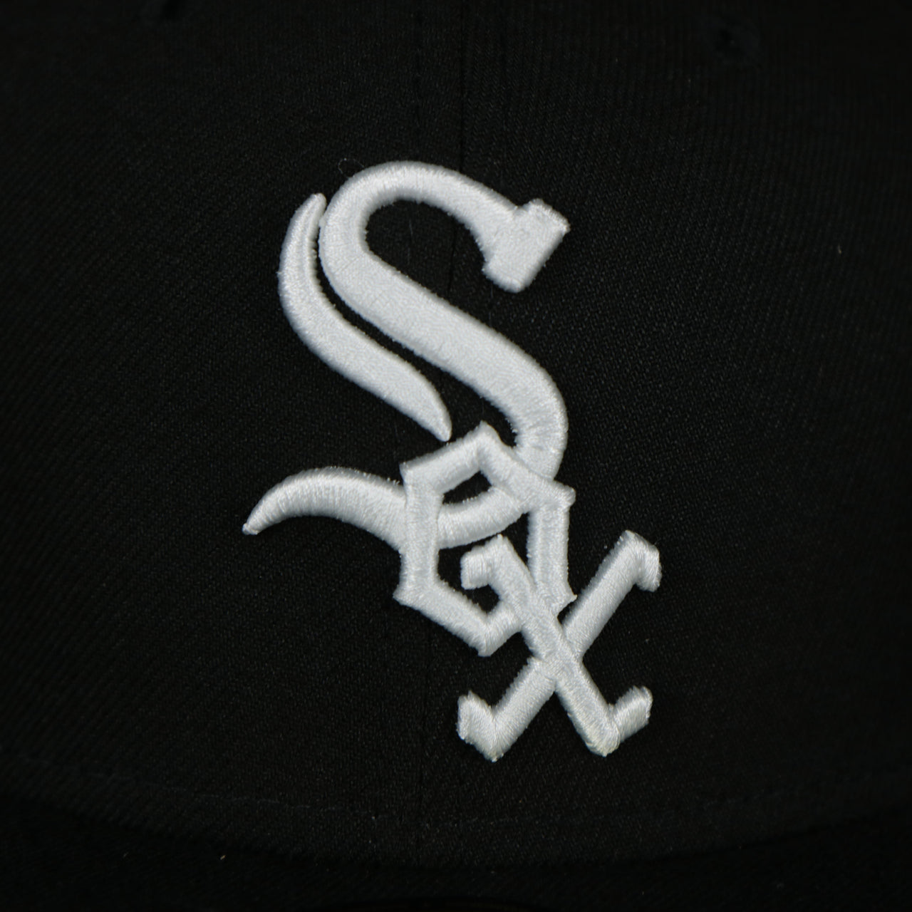 a close up of the logo on the Chicago White Sox Jackie Robinson Side Patch 59Fifty Black Bottom Fitted Cap
