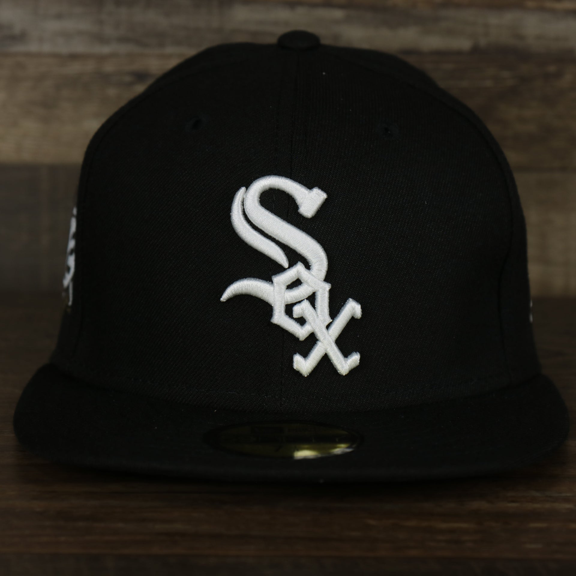 The front of the Chicago White Sox Jackie Robinson Side Patch 59Fifty Black Bottom Fitted Cap