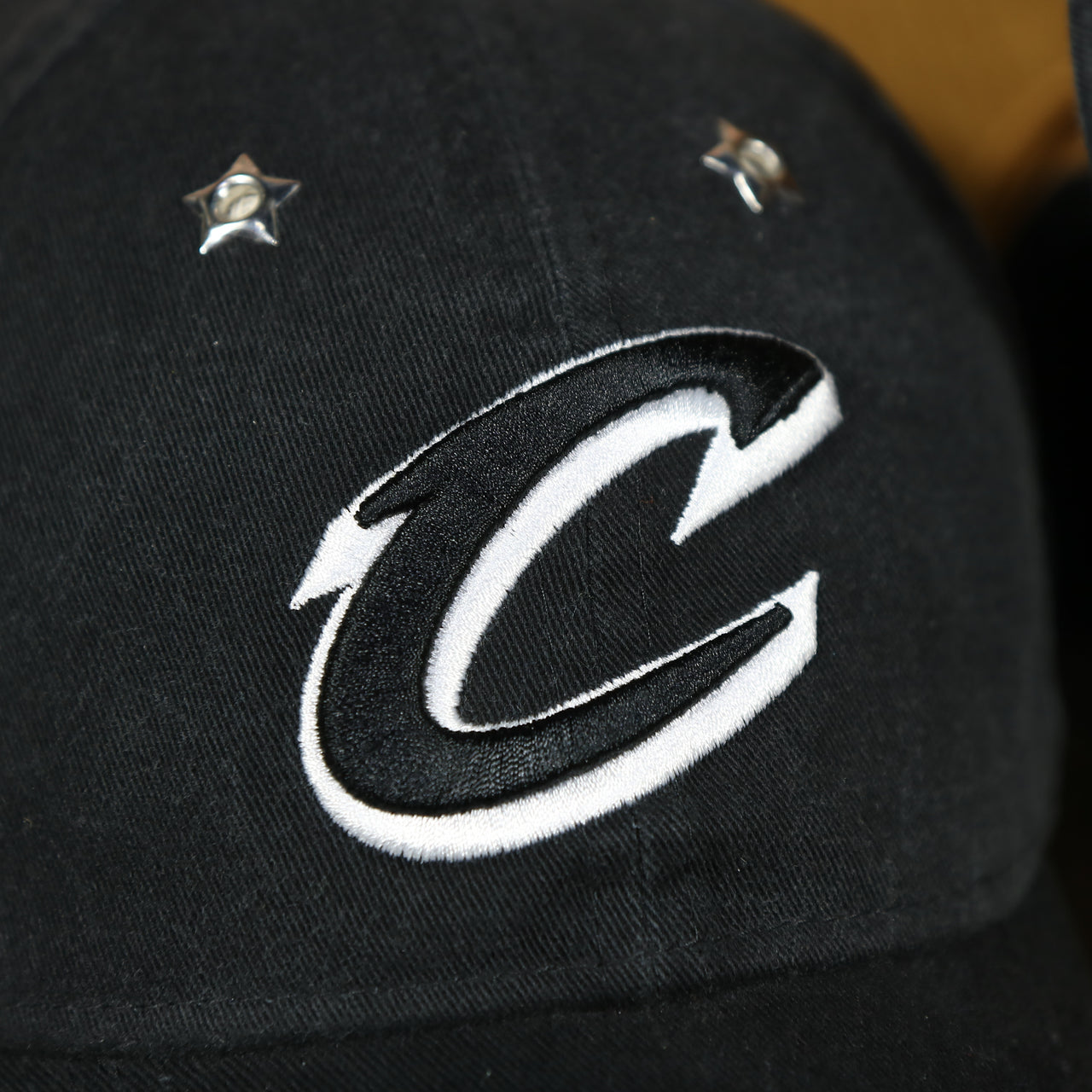 cavaliers logo on the Cleveland Cavaliers 2018 All-Star Weekend Black 9Twenty Dad Hat