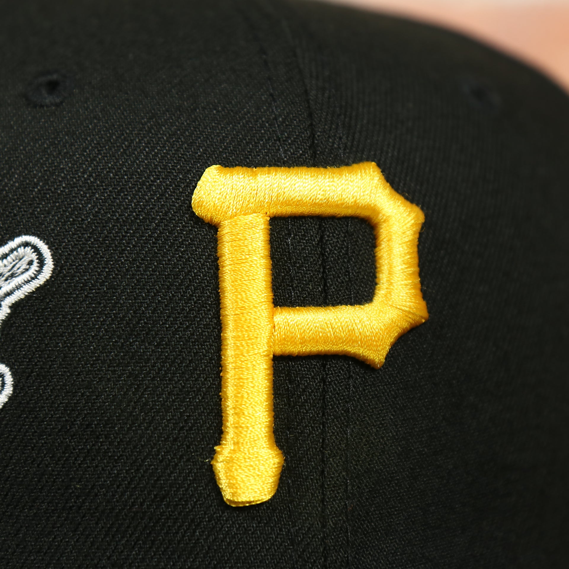 pirates logo on the Pittsburgh Pirates "City Cluster" Side Patch Gray Bottom Black 59Fifty Fitted Cap