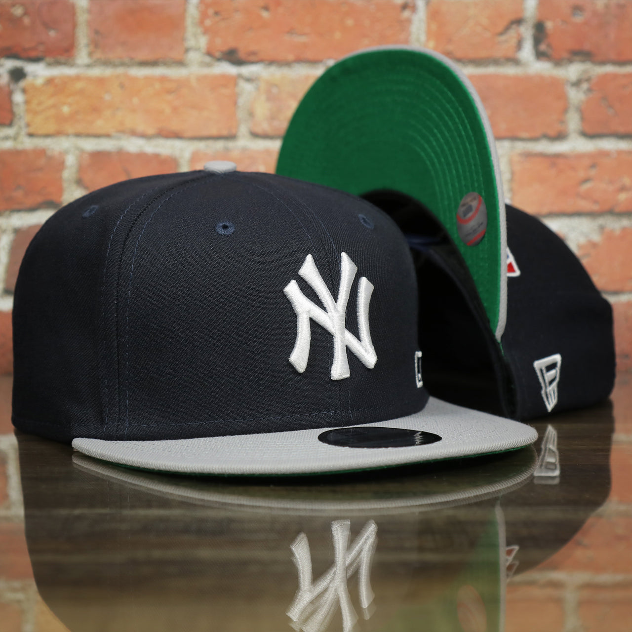 New York Yankees Silver Letter Arch Retro Green Bottom 9Fifty Snapback Cap | Back Letter Arch Navy 9Fifty