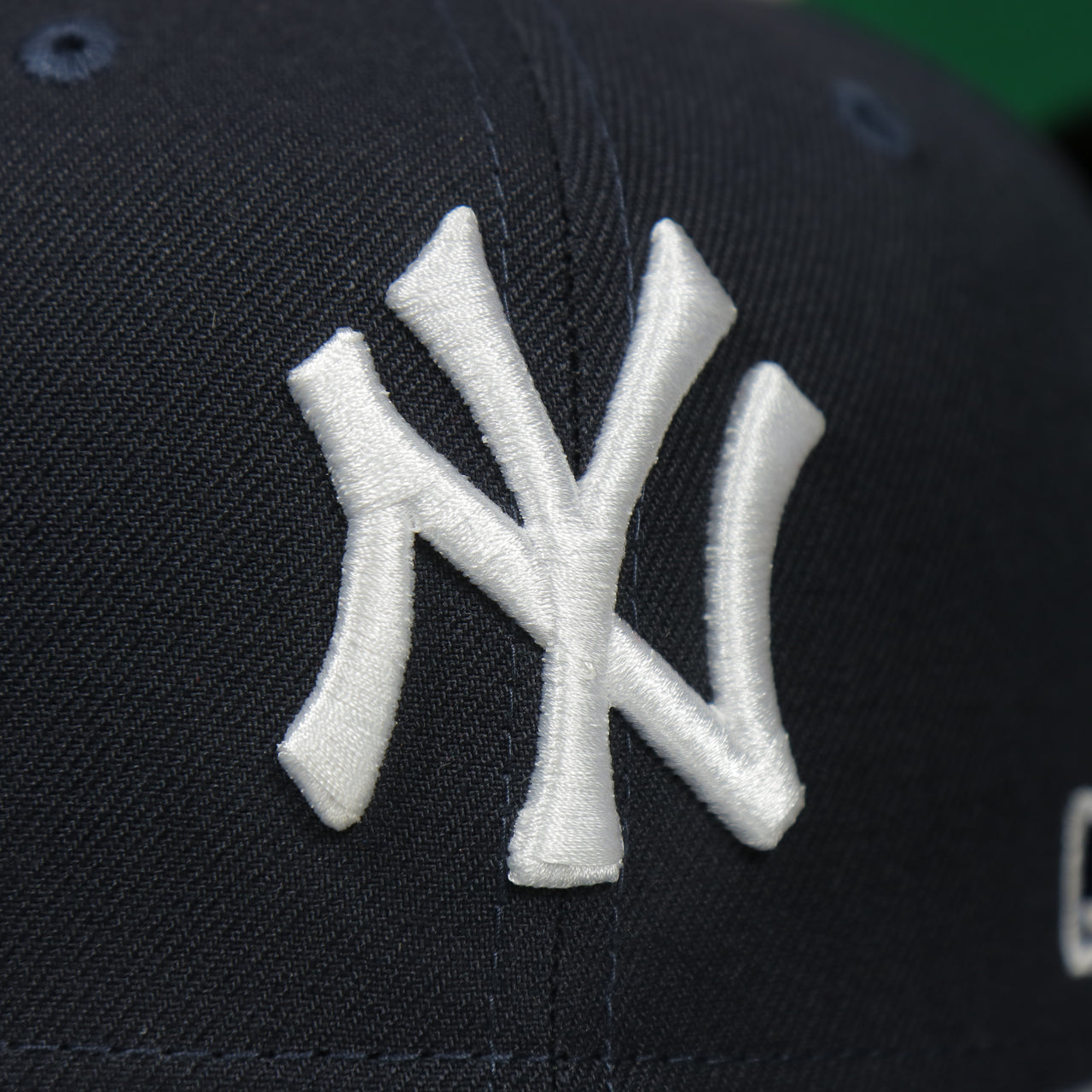 yankees logo on the New York Yankees Silver Letter Arch Retro Green Bottom 9Fifty Snapback Cap | Back Letter Arch Navy 9Fifty