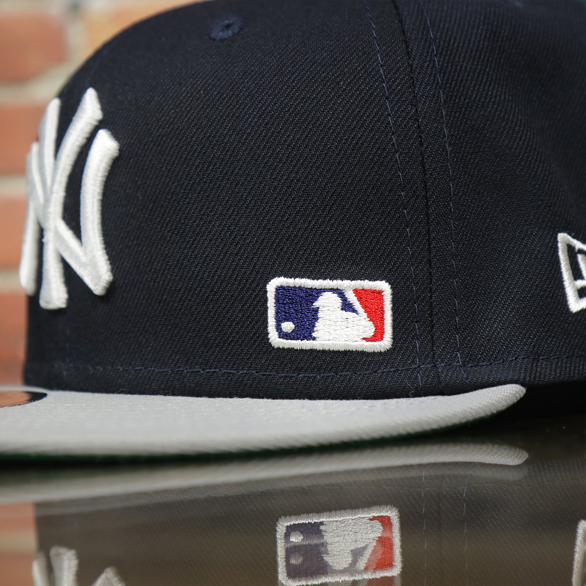 MLB batterman logo on the New York Yankees Silver Letter Arch Retro Green Bottom 9Fifty Snapback Cap | Back Letter Arch Navy 9Fifty