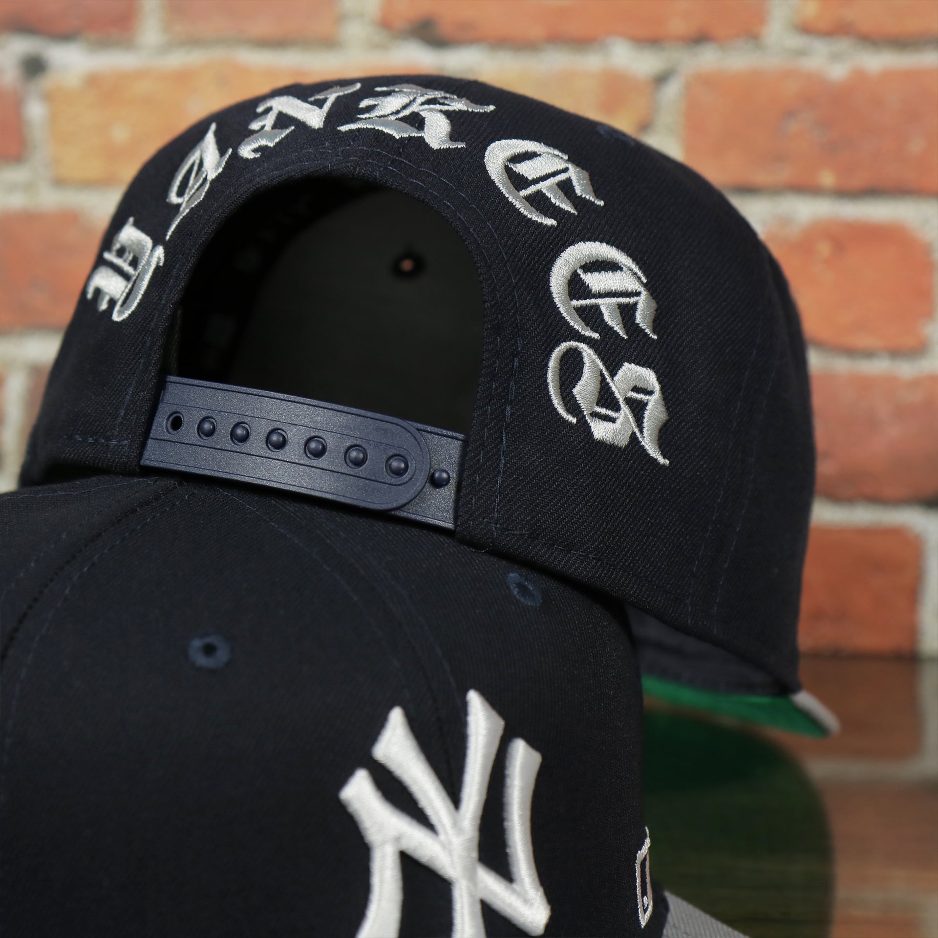 navy adjustable snap on the New York Yankees Silver Letter Arch Retro Green Bottom 9Fifty Snapback Cap | Back Letter Arch Navy 9Fifty