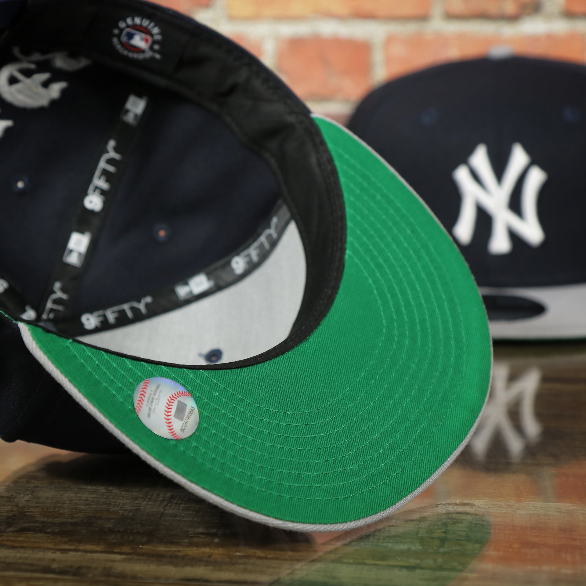 green under visor on the New York Yankees Silver Letter Arch Retro Green Bottom 9Fifty Snapback Cap | Back Letter Arch Navy 9Fifty