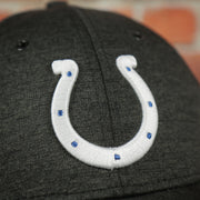 colts logo on the Indianapolis Colts 2018 Sideline On Field 39THIRTY Black HOME Stretch Fit Cap
