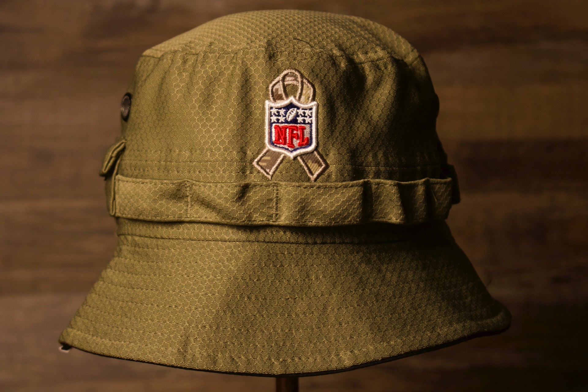the back has the military ribbon and the nfl shield over top of it Steelers Bucket Hat | Pitsburgh Steelers 2019 Salute To Service Boonie Bucket Hat | Olive Green | OSFM