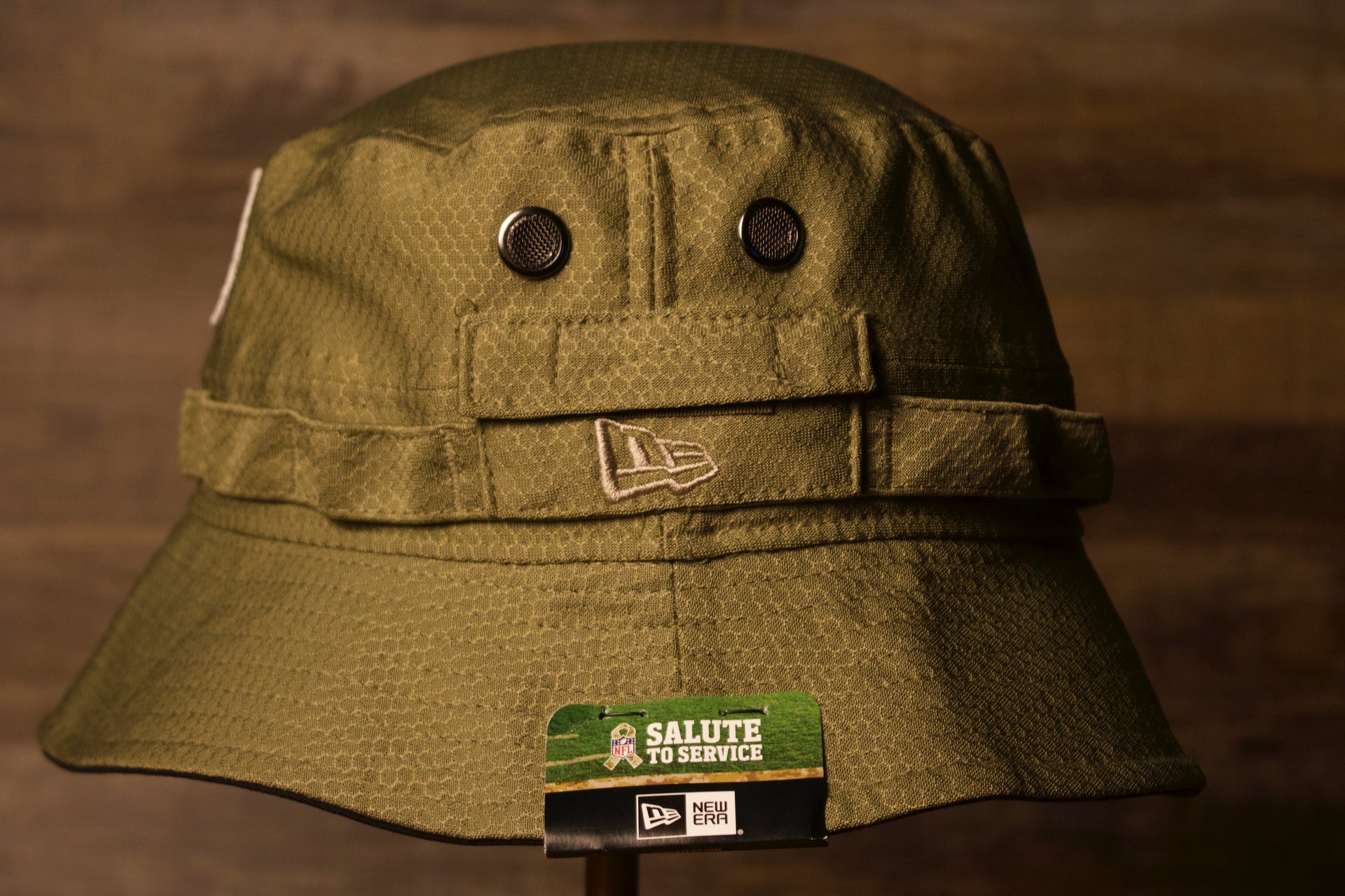 Steelers Bucket Hat | Pitsburgh Steelers 2019 Salute To Service Boonie Bucket Hat | Olive Green | OSFM the wearers left side is a plain olive green side with the new era logo on it
