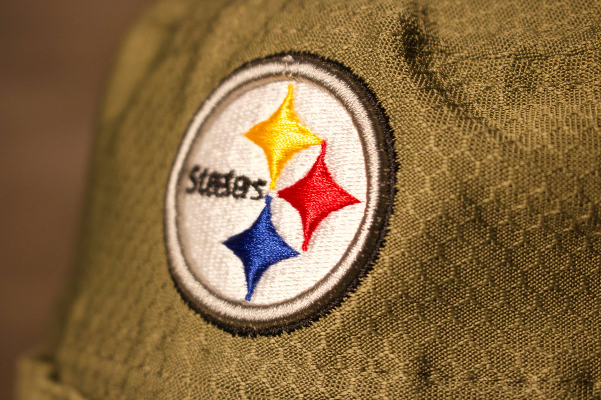 Steelers Bucket Hat | Pitsburgh Steelers 2019 Salute To Service Boonie Bucket Hat | Olive Green | OSFM the front of this beanie has the steelers logo on the top and the rest is olive green