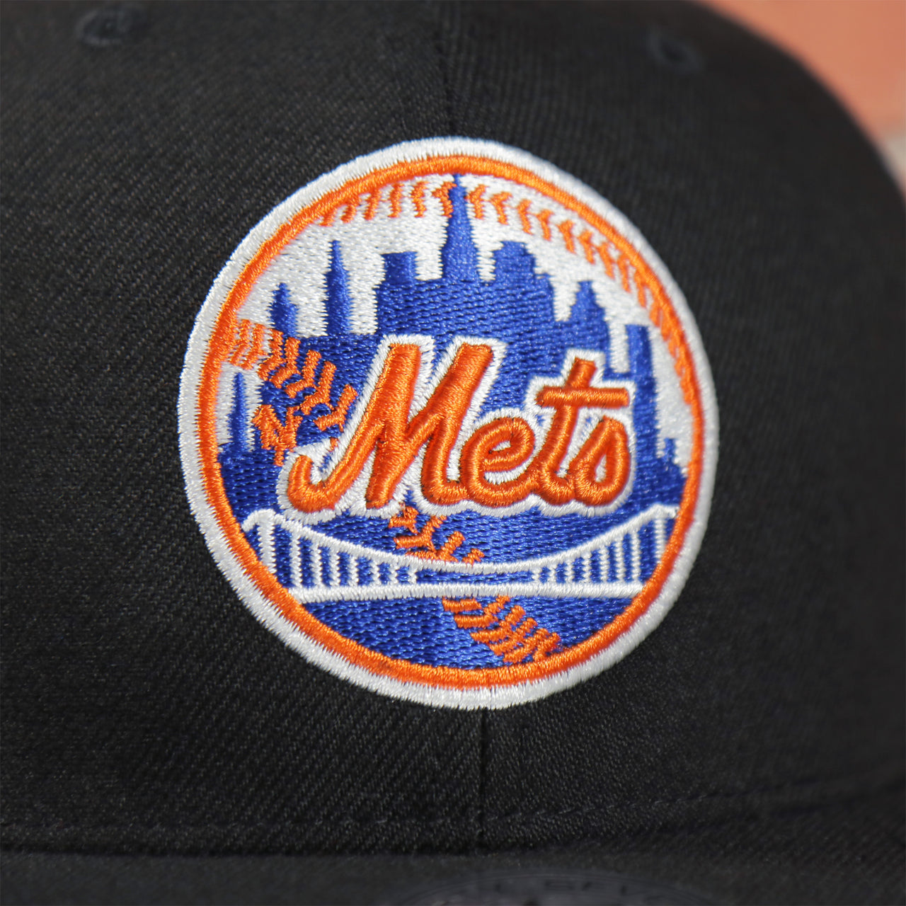 mets logo on the front of the New York Mets Sure Shot Captain Side Patch Black Snapback | OSFM