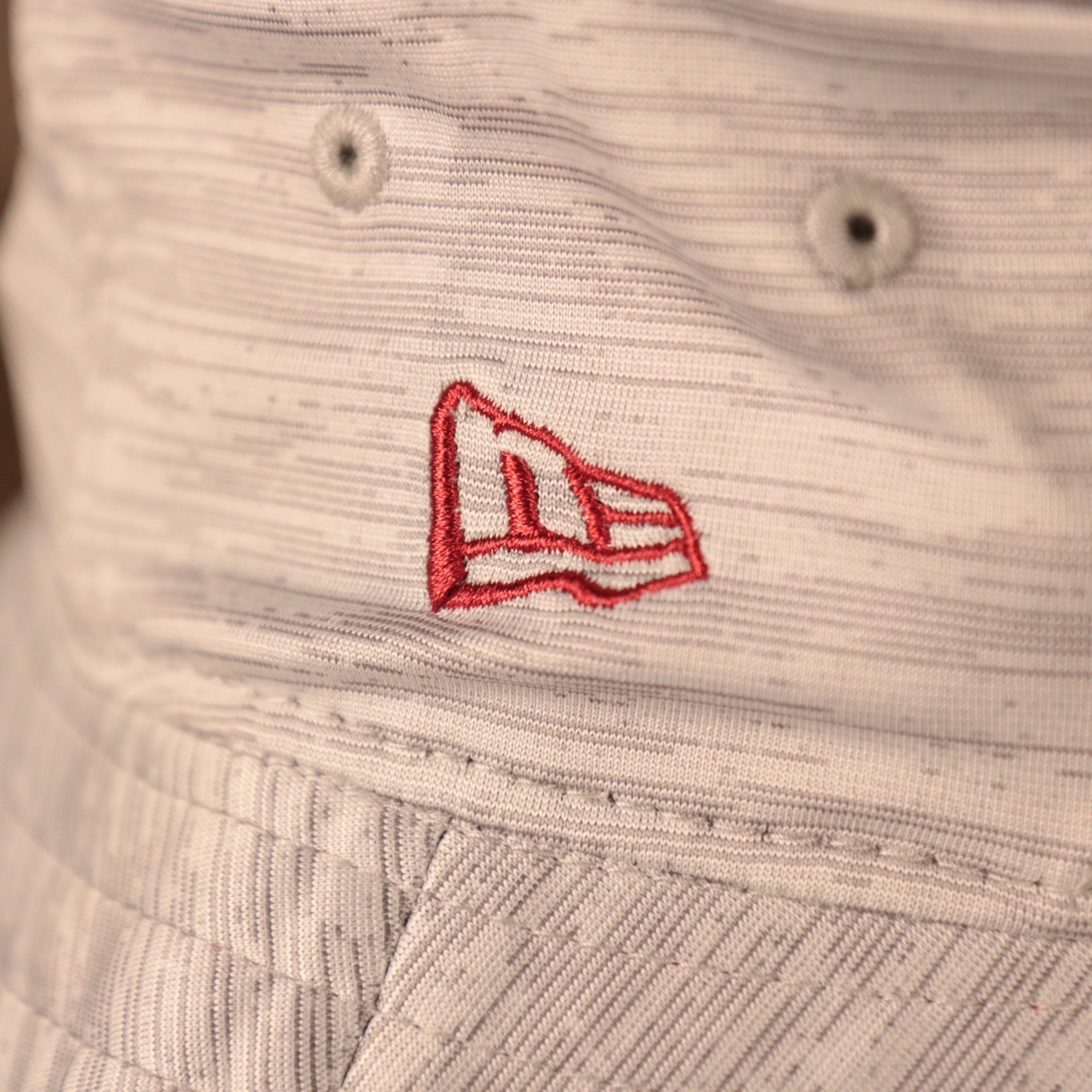 The New era patch on the side of gray 2021 nfl training arizona cardinals bucket hat.