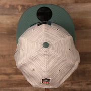 A top shot of the snapback hat of the new era training 2021 gray.
