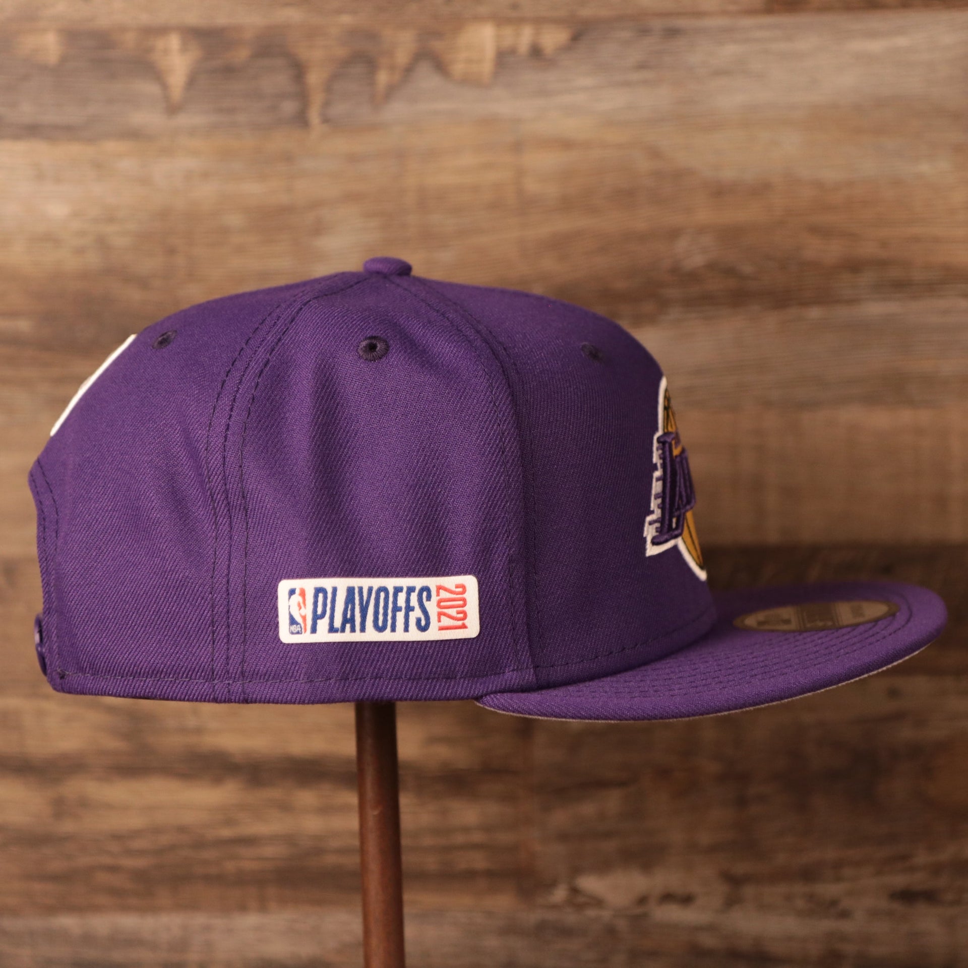 wearers left side of the Los Angeles Lakers 2021 NBA Playoff Side Patch Purple 9Fifty Gray Bottom Snapback Hat